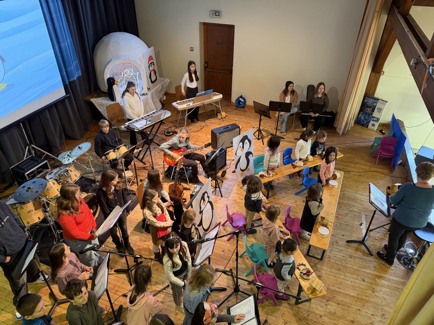 Vue d'ensemble de la salle avec les élèves et familles