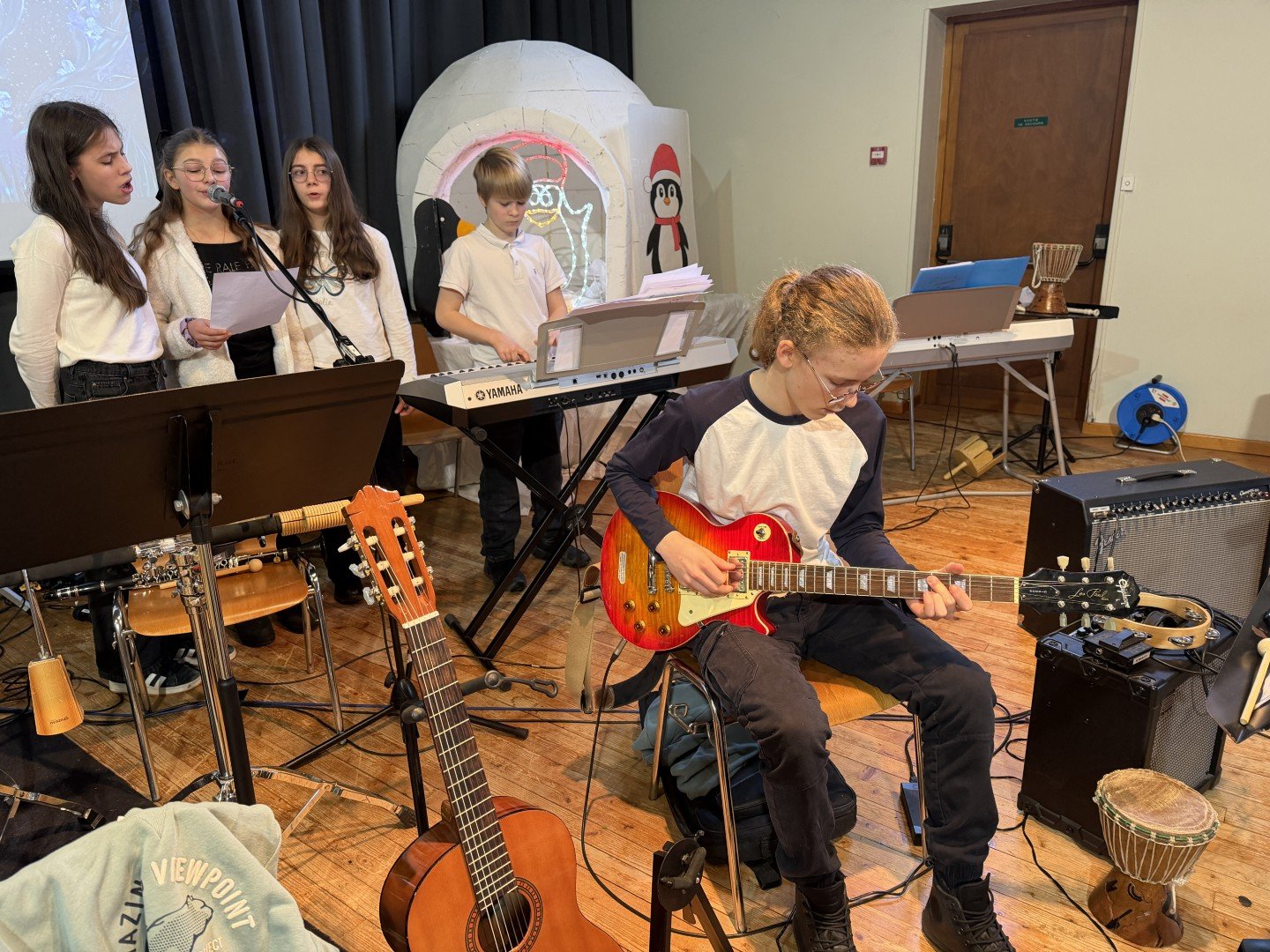 Élèves jouant de la guitare électrique et chantant