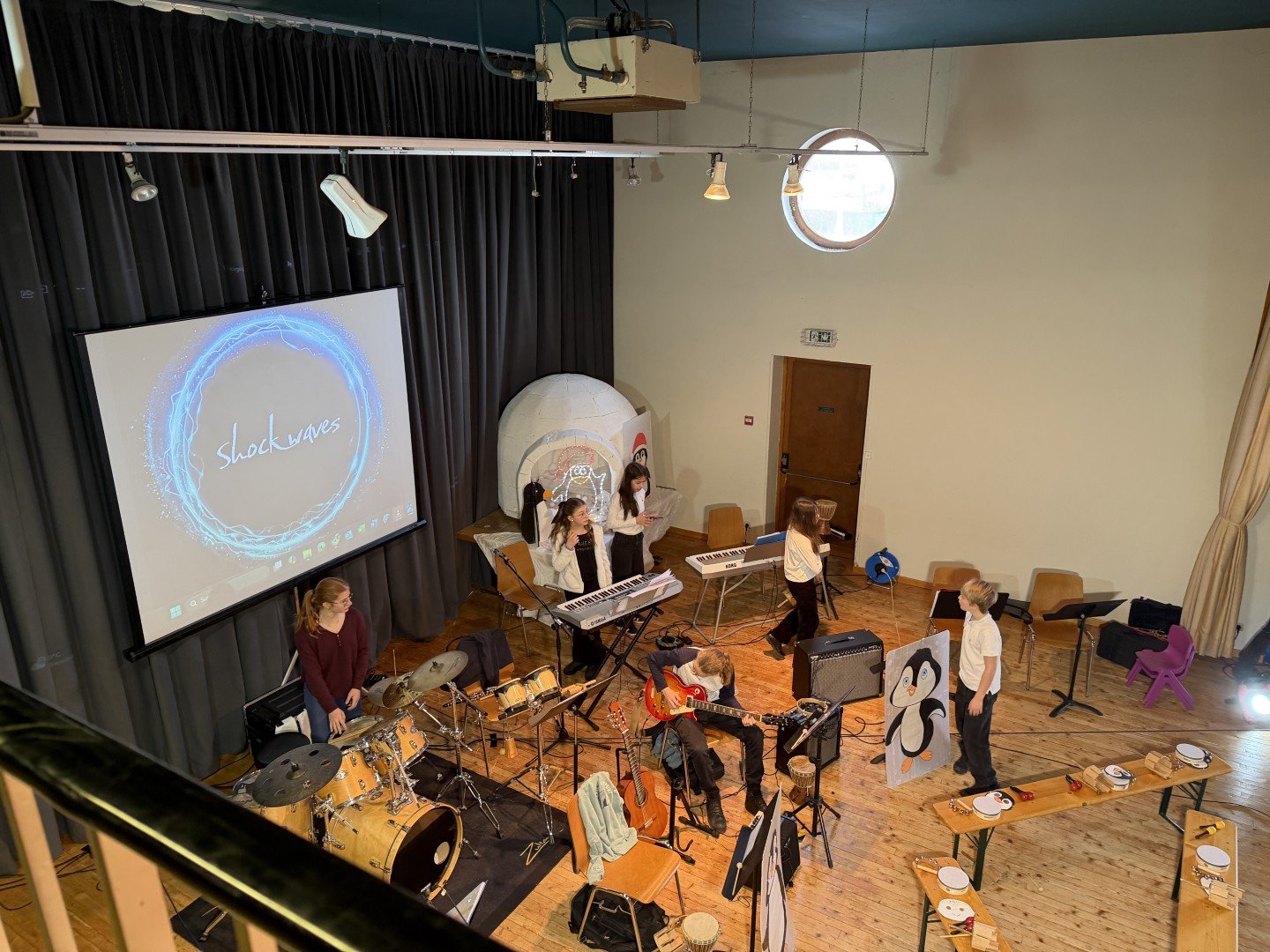 Vue de la scène avec les musiciens en répétition