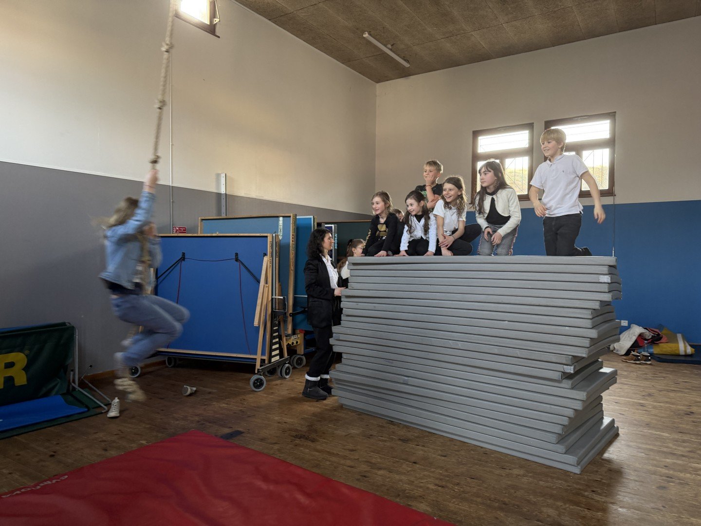 Les élèves dans les coulisses avant le spectacle