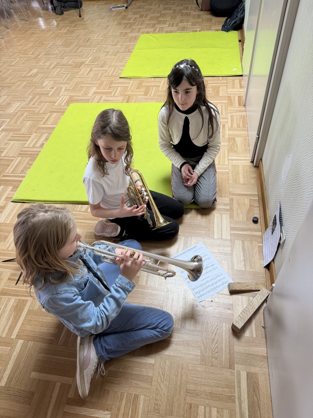 Élèves répétant la trompette en coulisses