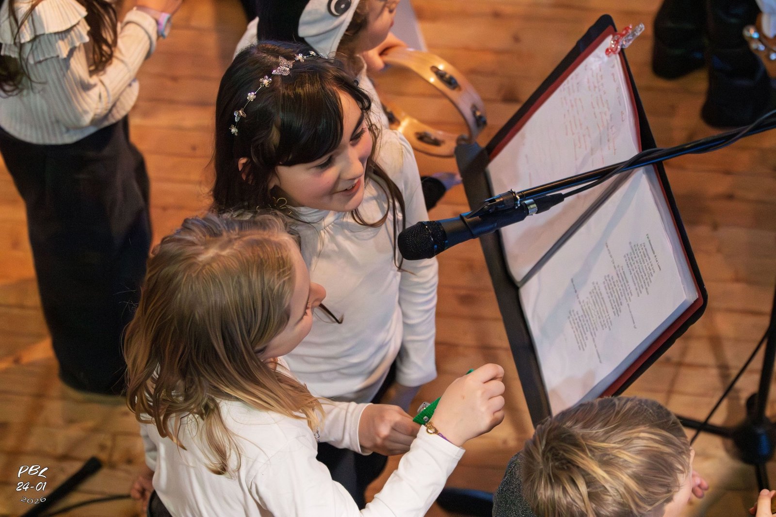 Jeunes élèves lisant les paroles au micro