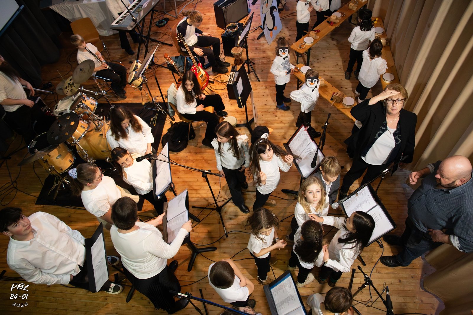 Ensemble des élèves et musiciens vus de dessus