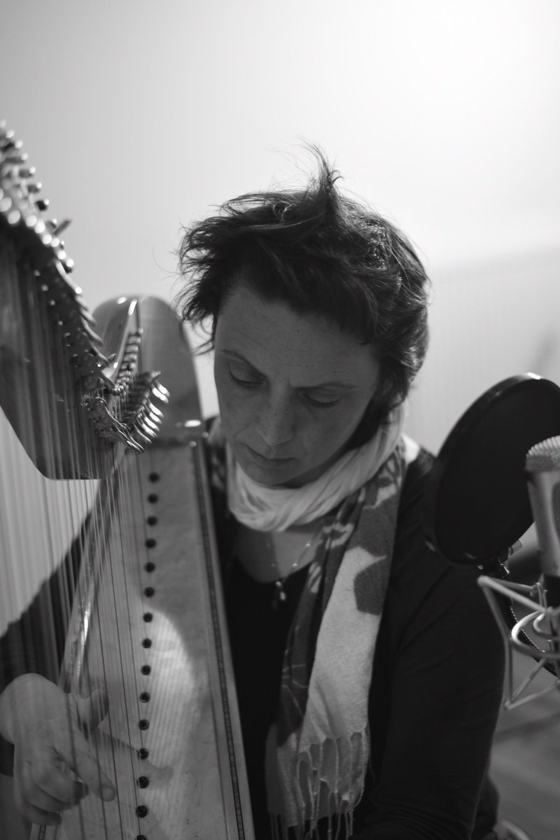 @lafilgraine en concentration sur sa harpe celtique — session d'enregistrement EMHT