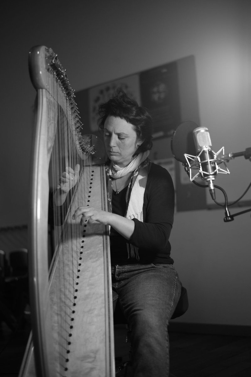 Alix interprète une création musicale au studio de l'EMHT