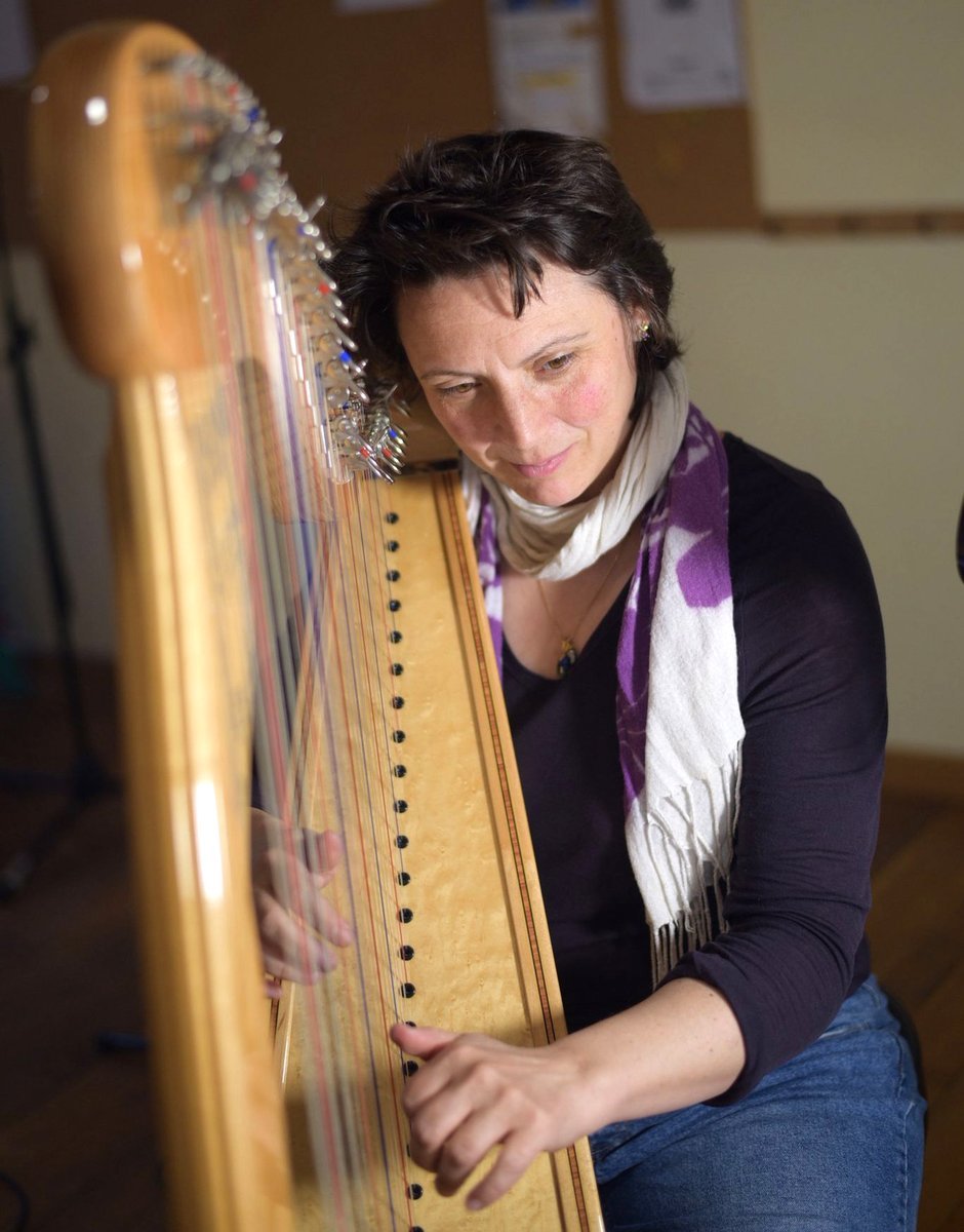 Alix, @lafilgraine, harpiste en session d'enregistrement à l'EMHT