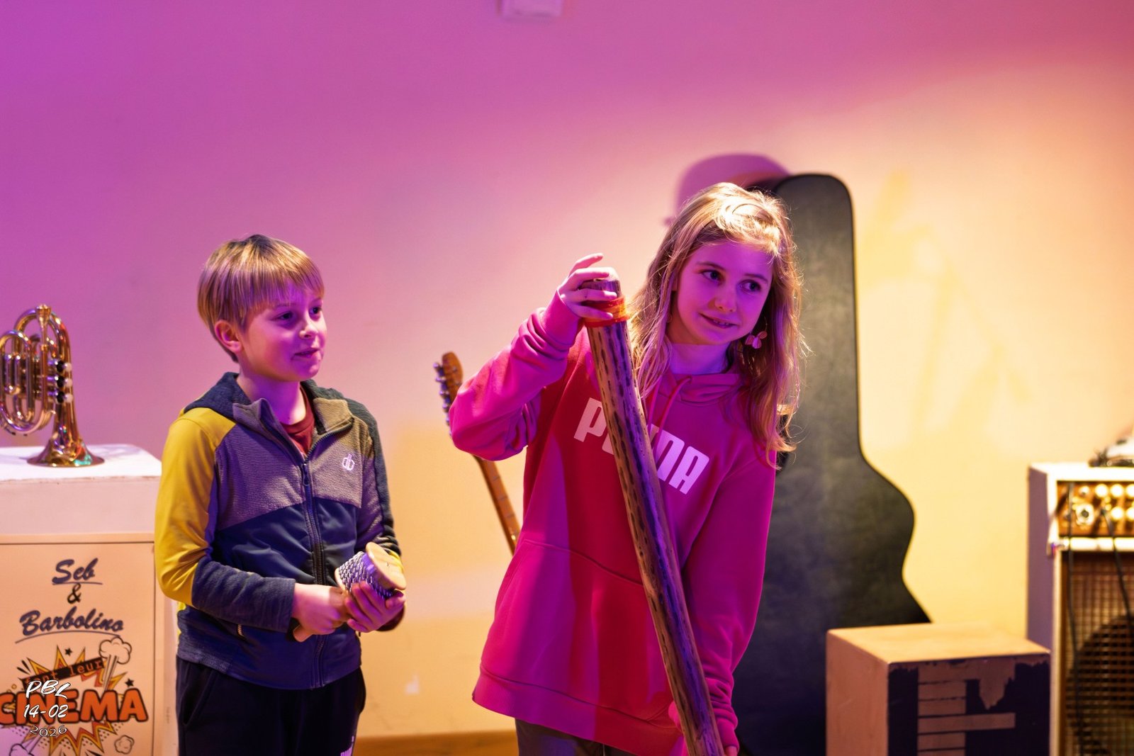 Deux enfants sur scène découvrant les accessoires du spectacle