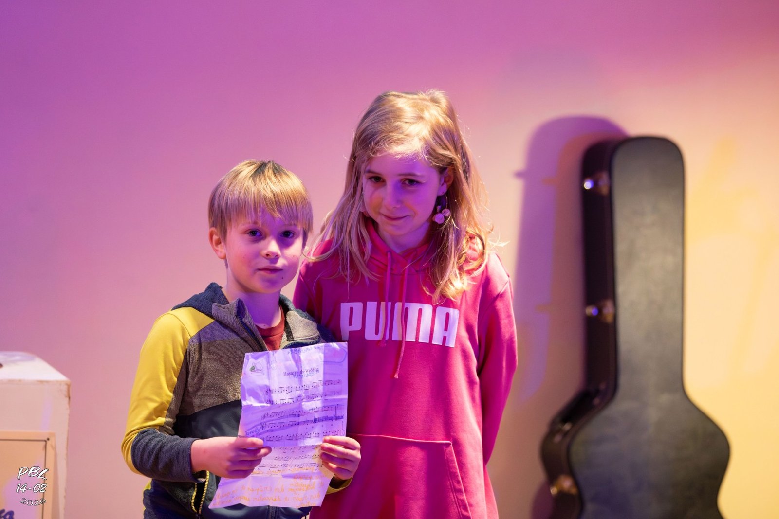 Les enfants lisant un document sur scène