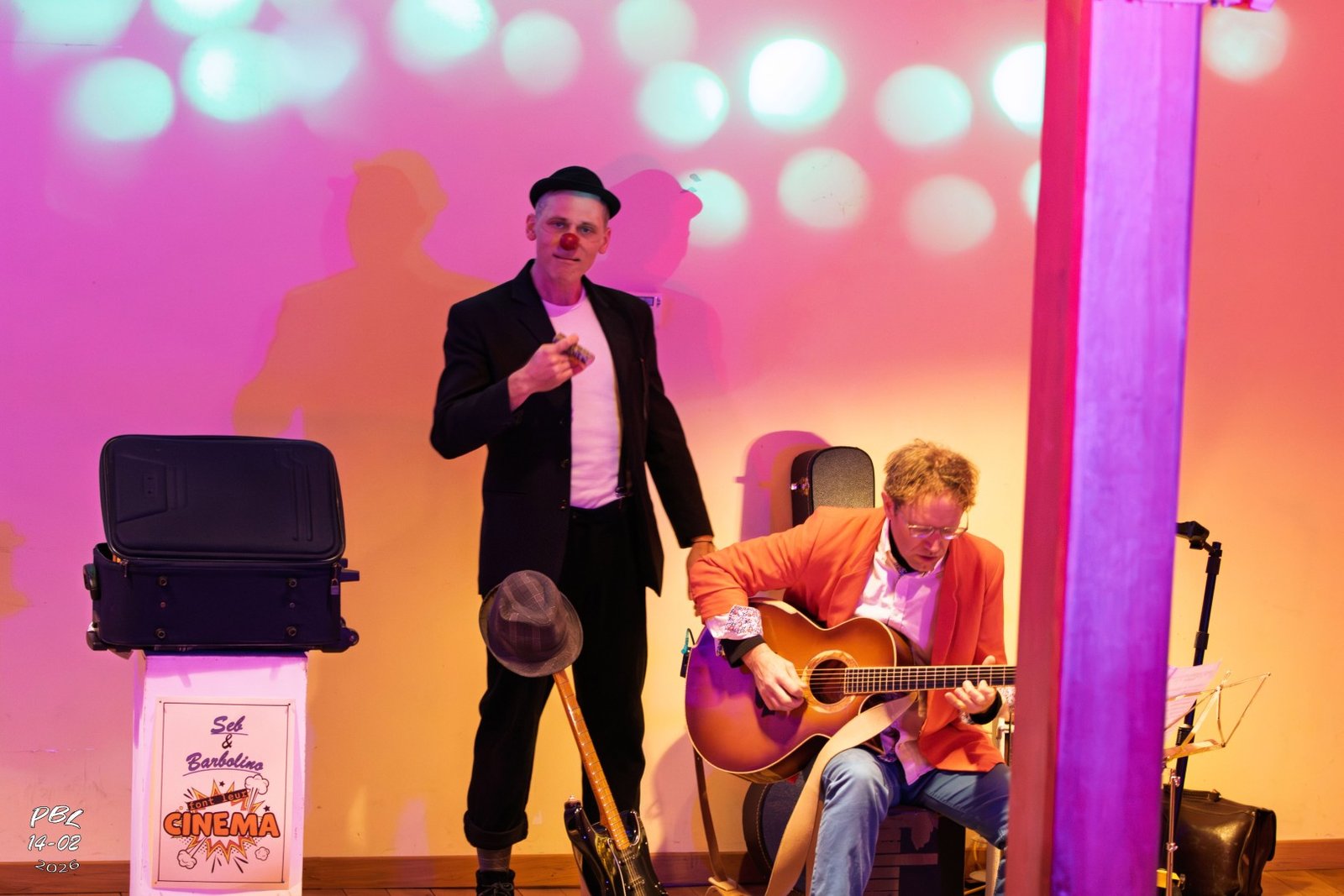 Barbolino le clown et Seb le guitariste en pleine performance