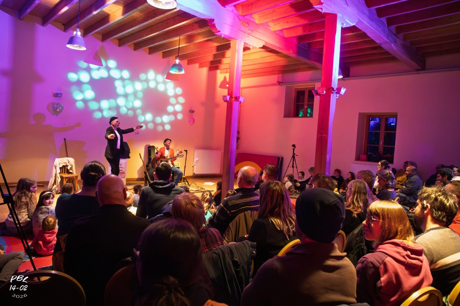 Le duo sur scène sous les jeux de lumières colorés