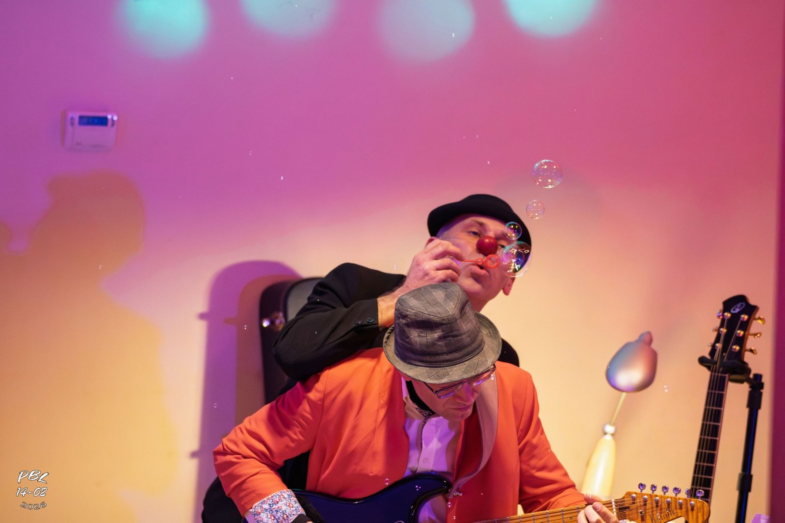 Barbolino faisant des bulles de savon avec son nez de clown