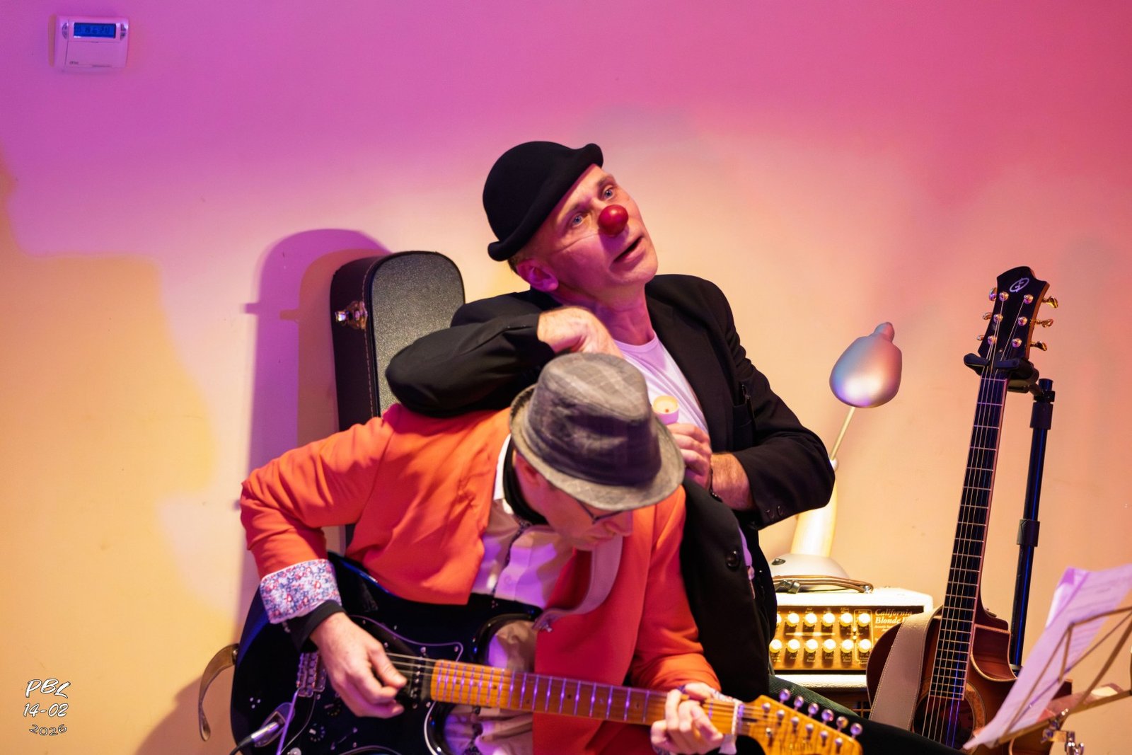 Seb jouant de la guitare pendant que Barbolino improvise