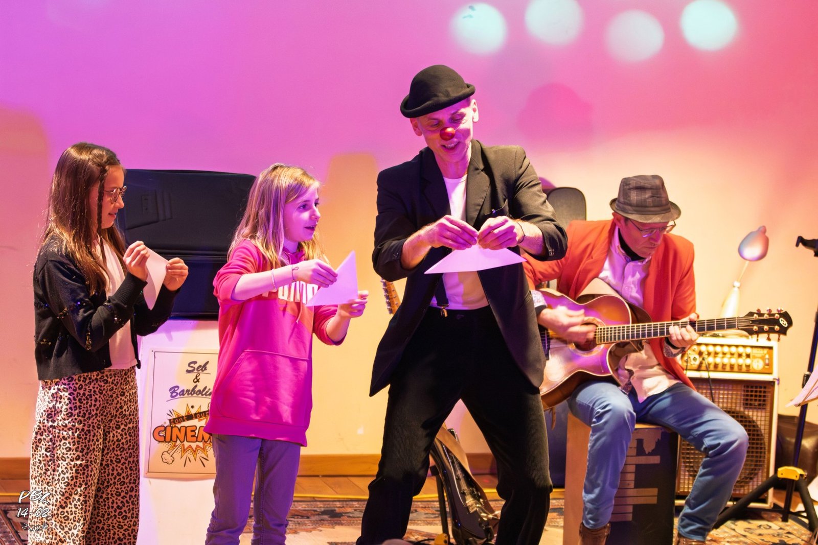 Barbolino interagissant avec les enfants sur scène