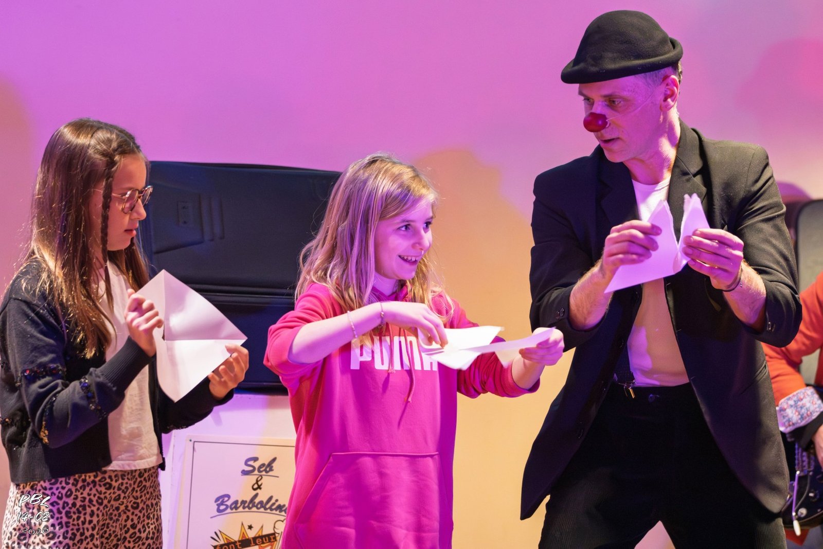 Les enfants participant à un numéro avec le clown