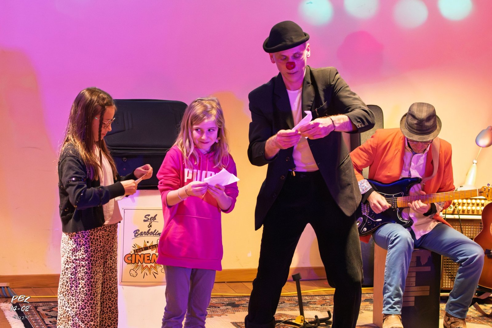 Barbolino et les enfants dans un moment complice sur scène