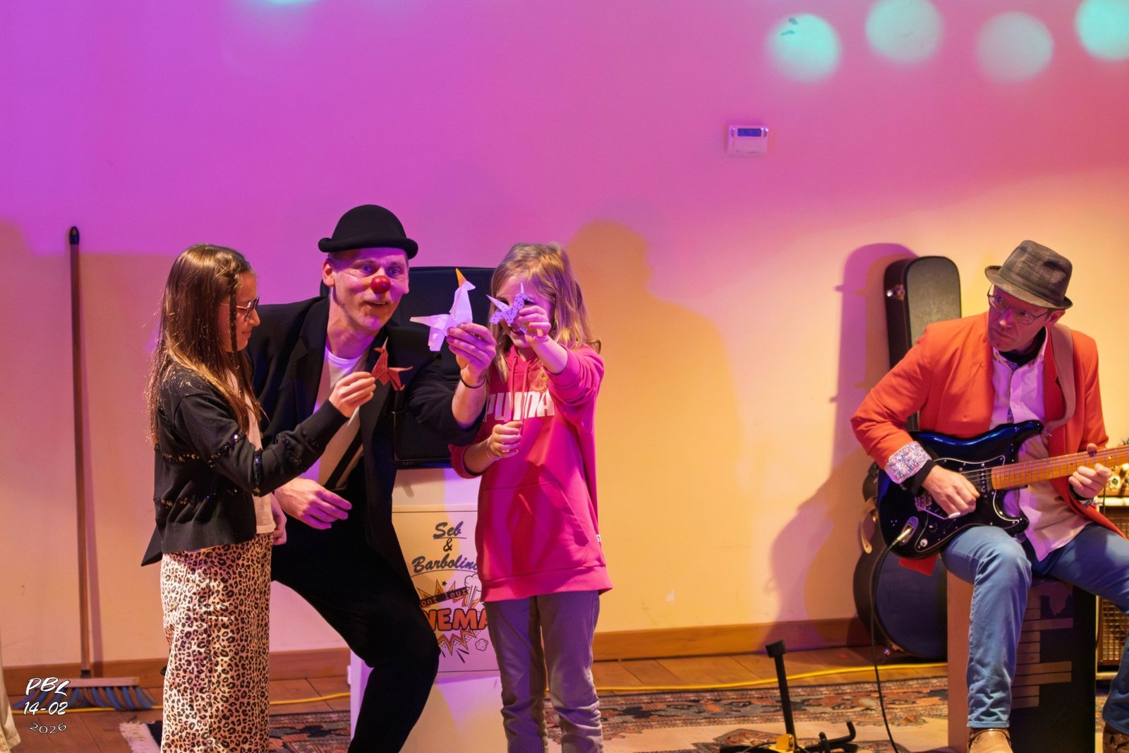 Le clown et les enfants riant ensemble pendant le spectacle