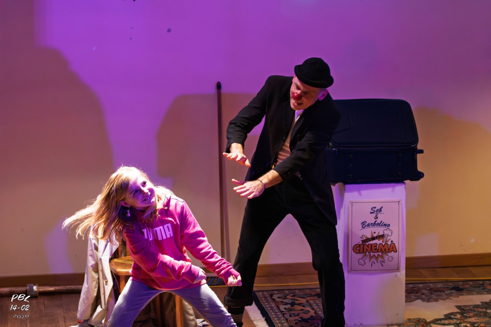 Barbolino jouant un sketch avec une enfant