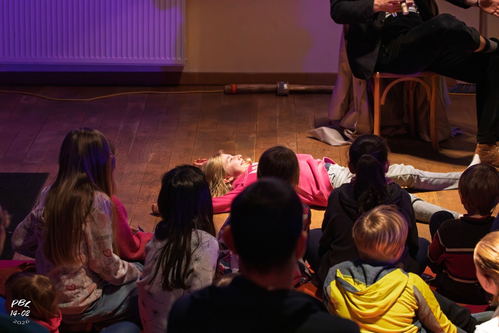 Les enfants assis au premier rang, fascinés par le spectacle