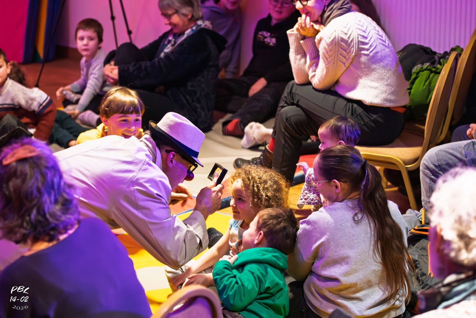 Seb le guitariste au milieu des enfants dans le public